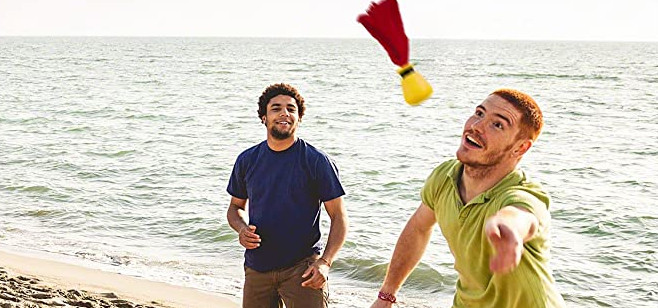 joueurs de peteca jouant sur une plage