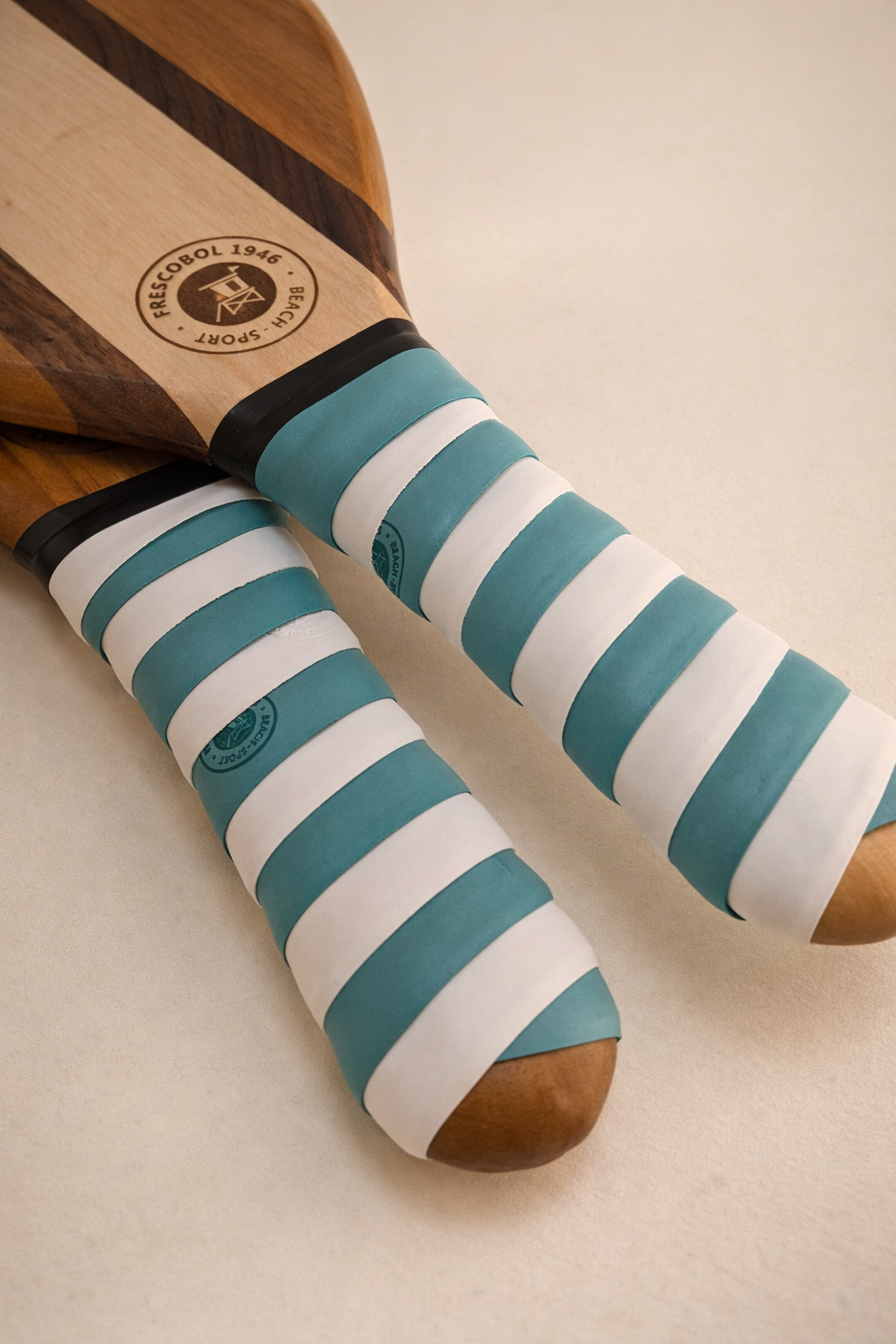 détail des grips double roll installés sur les raquettes de plage en bois Reverso frescobol 1946