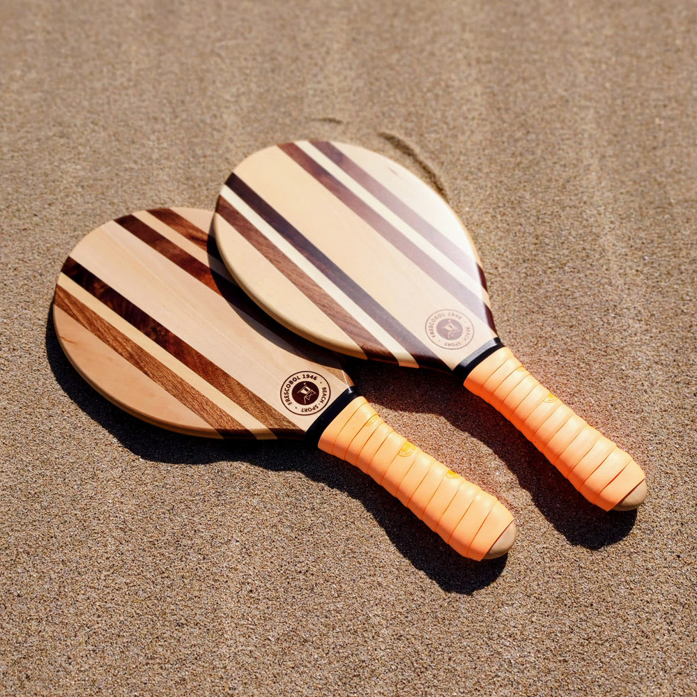 raquettes en bois sur le sable