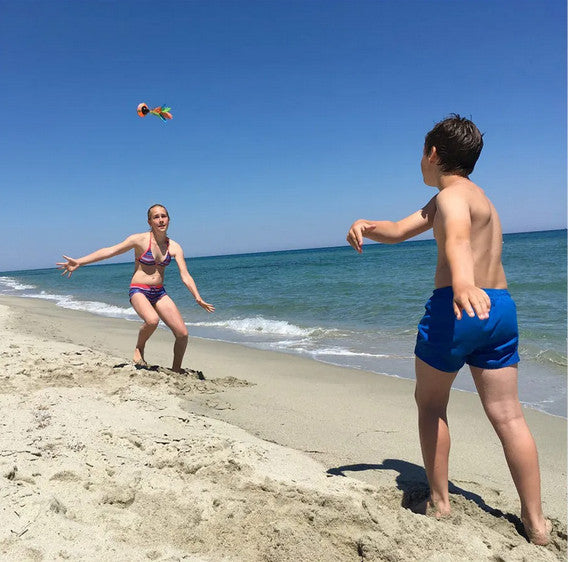 enfants jouant au peteca sur la plage