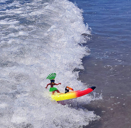 mini-surf enfant dans les vagues