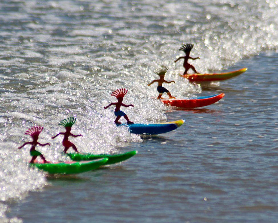course de surfer dudes dans les vagues