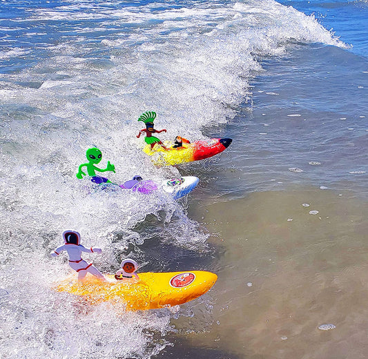 compétition de surferdudes en bord de mer